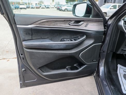 Used 2022 Jeep Grand Cherokee L Limited w/ Luxury Tech Group II image 31