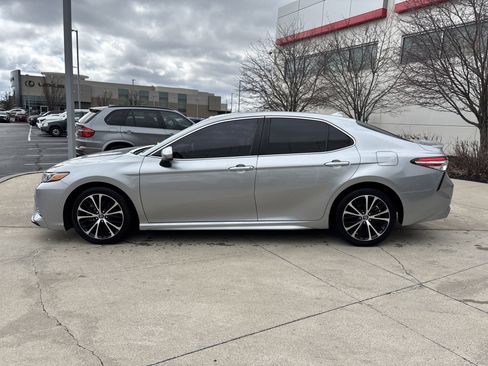 Used 2020 Toyota Camry SE image 9