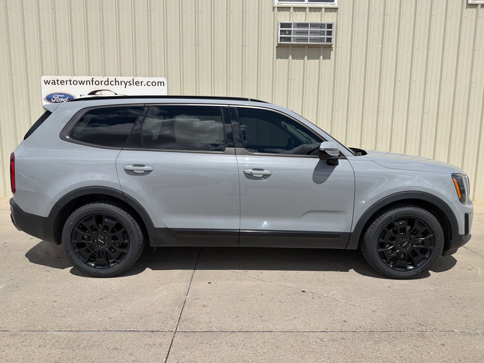 Used 2022 Kia Telluride SX w/ Nightfall Edition Package AWD/4WD image 1