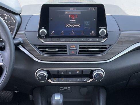 Used 2025 Nissan Altima 2.5 SV image 15