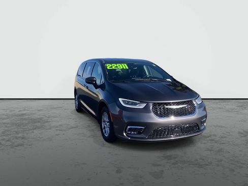 Used 2023 Chrysler Pacifica Touring-L FWD image 2