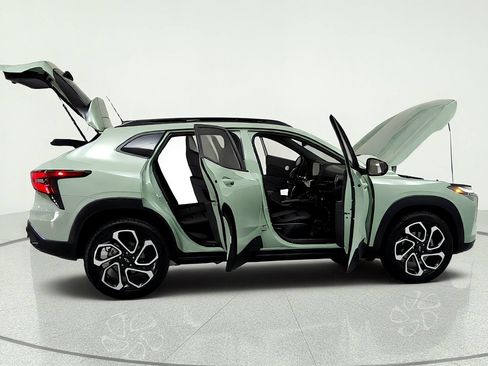 Used 2024 Chevrolet Trax RS w/ Sunroof Package FWD image 13
