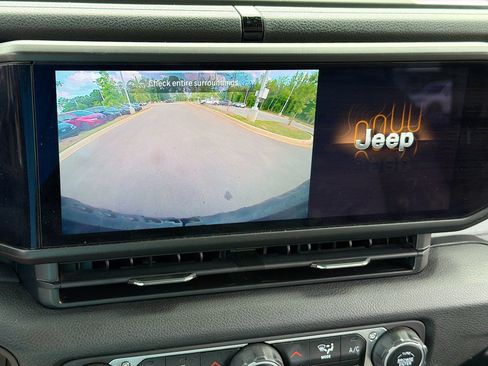 Used 2024 Jeep Wrangler Unlimited AWD/4WD image 11