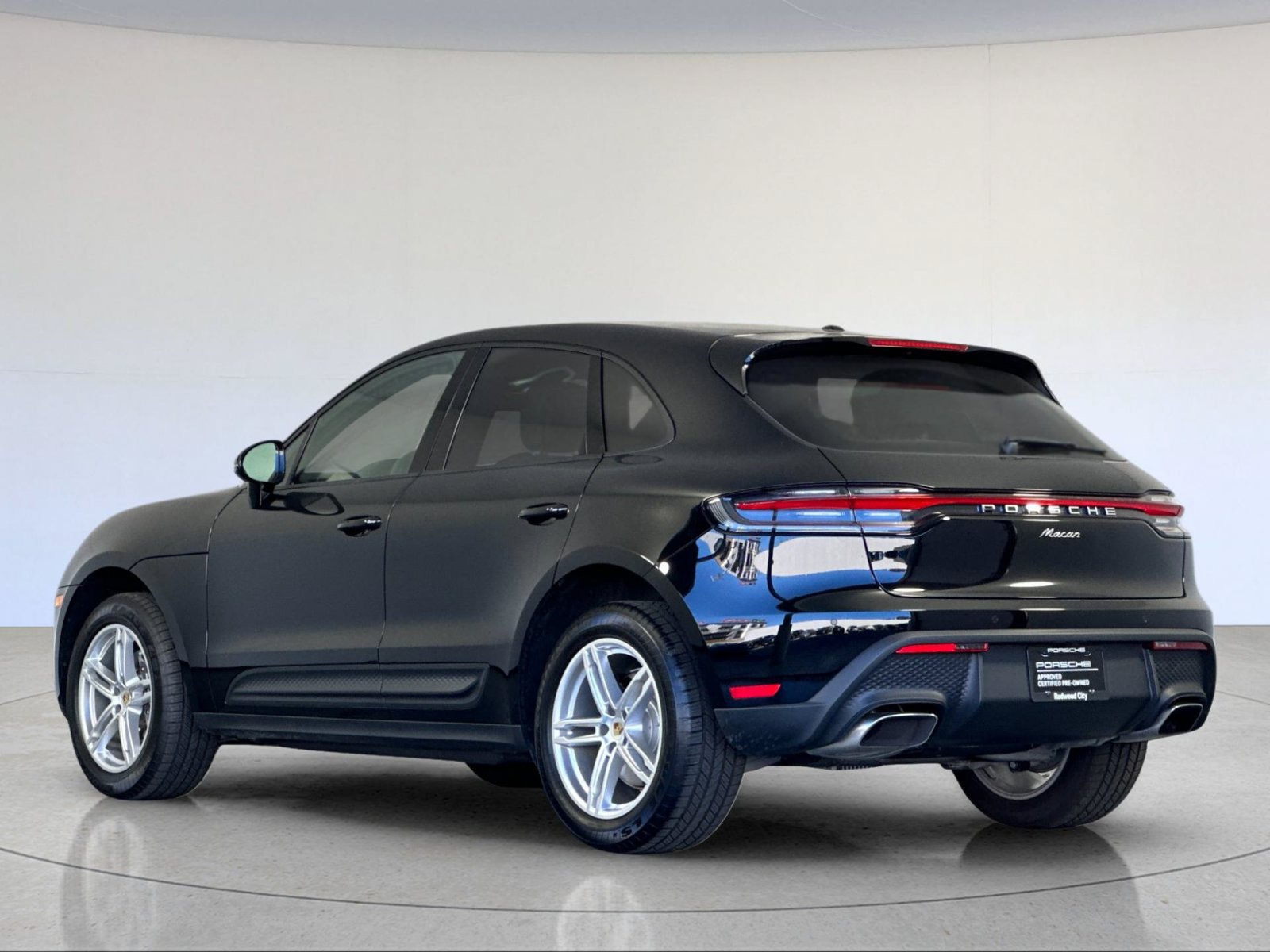 Certified 2026 Porsche Macan AWD/4WD image 3