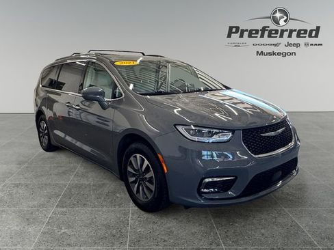 Used 2021 Chrysler Pacifica Touring-L FWD image 1