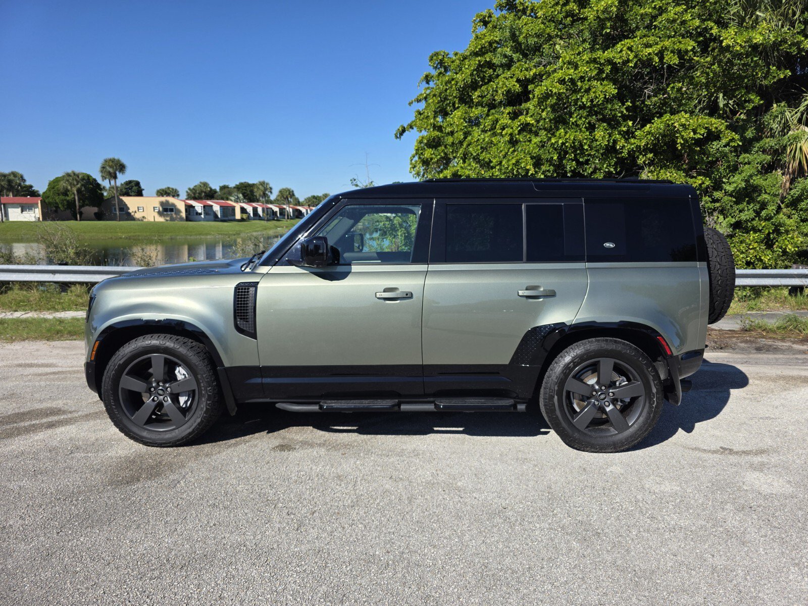 Certified 2022 Land Rover Defender 110 X-Dynamic HSE AWD/4WD image 7