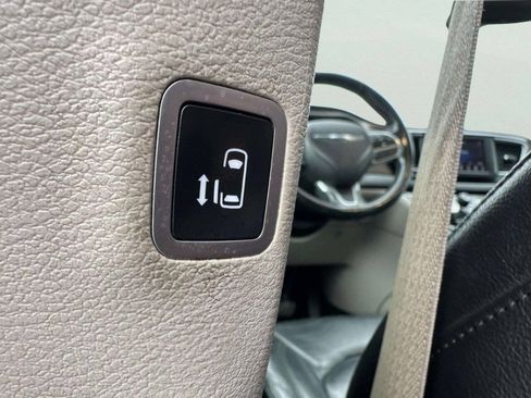 Used 2019 Chrysler Pacifica Touring-L FWD image 37