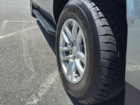 Used 2023 Chevrolet Suburban LT image 6