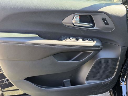 New 2026 Chrysler Pacifica Select FWD image 30
