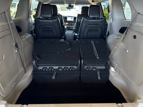 Used 2023 Chrysler Pacifica Touring-L FWD image 16