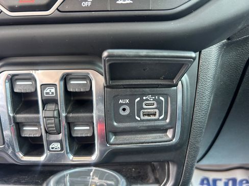 Used 2021 Jeep Gladiator Overland w/ Popular Equipment Package AWD/4WD image 18