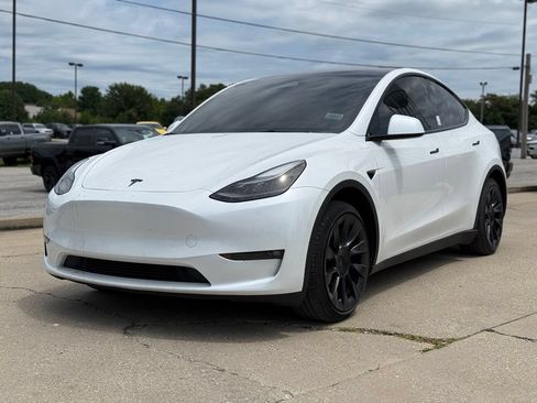 Used 2024 Tesla Model Y Long Range AWD/4WD image 2