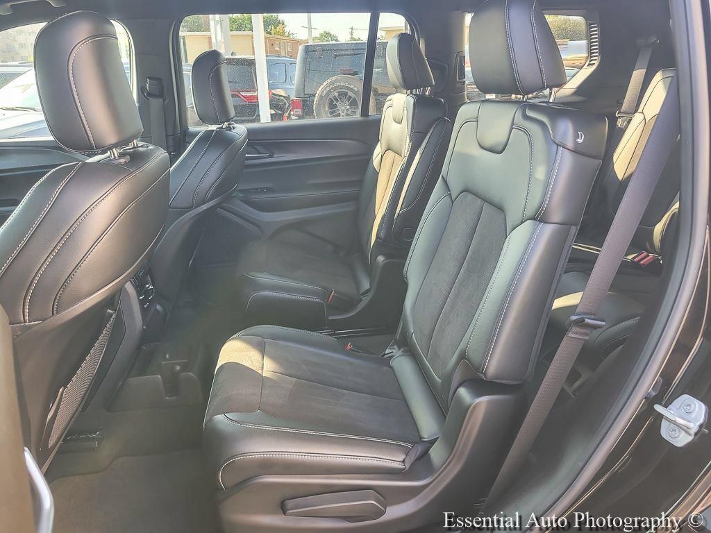Certified 2025 Jeep Grand Cherokee L Laredo AWD/4WD image 17