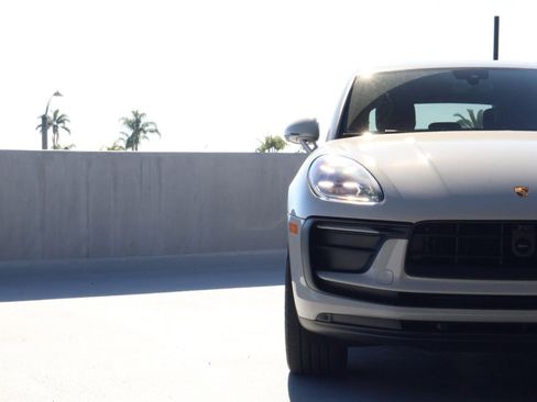 Certified 2025 Porsche Macan image 12