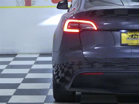 Used 2024 Tesla Model Y 2WD image 28