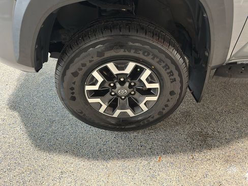 Used 2018 Toyota Tacoma TRD Off-Road w/ Technology Package image 10