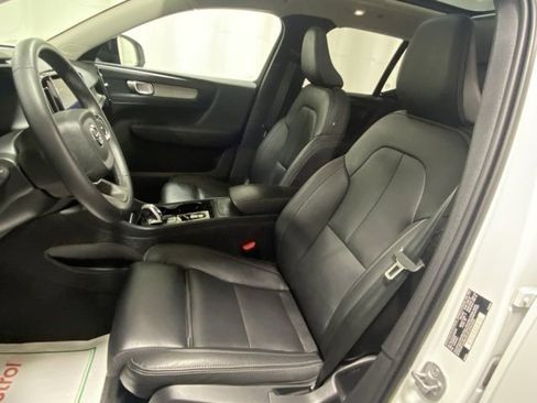 Used 2025 Volvo XC40 B5 Plus image 11
