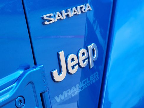 Used 2022 Jeep Wrangler Unlimited Sahara w/ Cold Weather Group AWD/4WD image 25