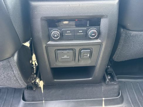 Used 2018 Chevrolet Traverse LT FWD image 25