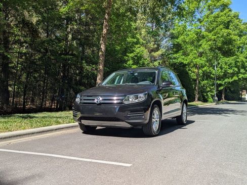 Used 2017 Volkswagen Tiguan S FWD image 2