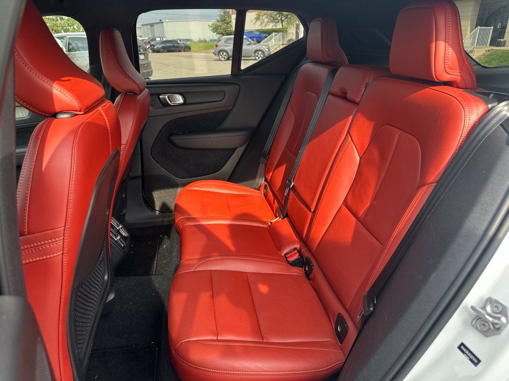 Used 2019 Volvo XC40 T4 Inscription FWD image 14