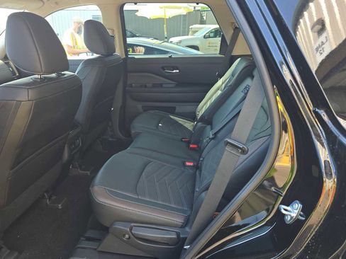 Certified 2025 Nissan Pathfinder Platinum w/ Cargo Package AWD/4WD image 4