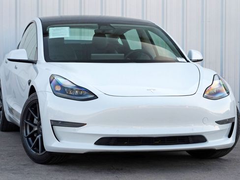 Used 2021 Tesla Model 3 Standard Range image 2
