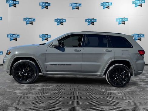 Certified 2022 Jeep Grand Cherokee Laredo X image 3
