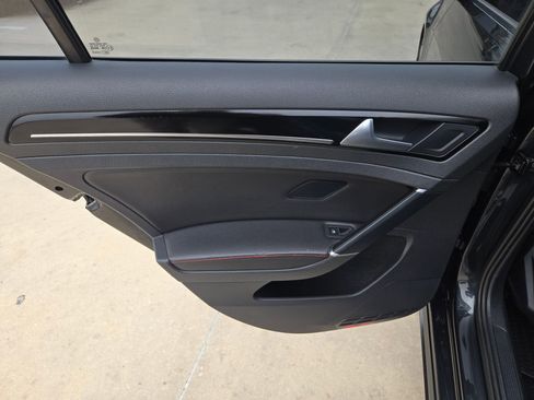 Used 2017 Volkswagen GTI SE image 15