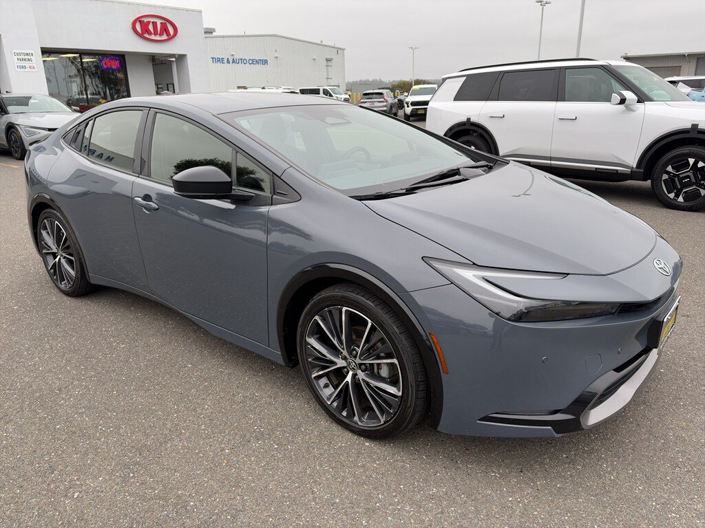 Used 2024 Toyota Prius XLE FWD image 7
