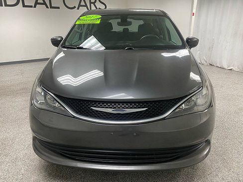 Used 2017 Chrysler Pacifica Touring image 2