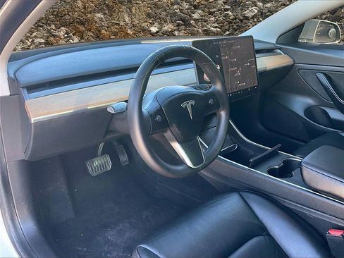 Used 2020 Tesla Model 3 Standard Range image 11