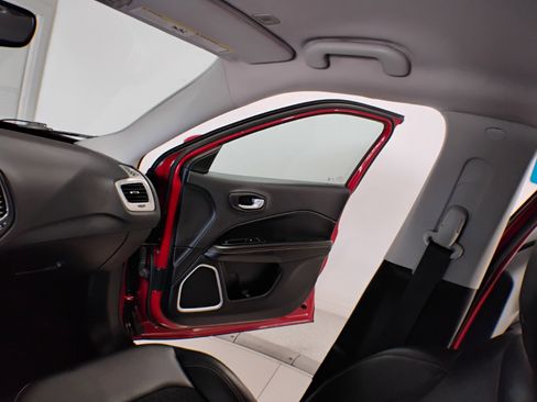 Used 2018 Jeep Compass Latitude image 23