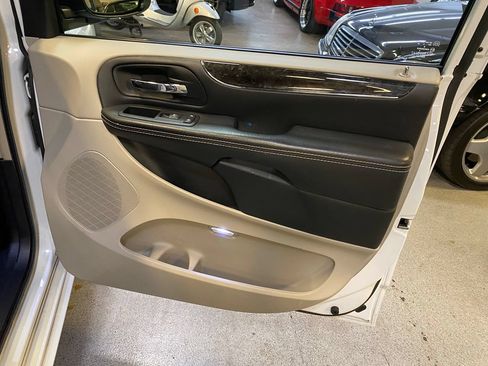 Used 2016 Chrysler Town & Country Touring FWD image 35