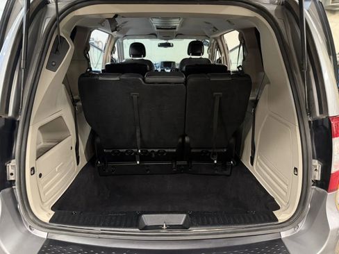 Used 2016 Chrysler Town & Country Touring FWD image 17