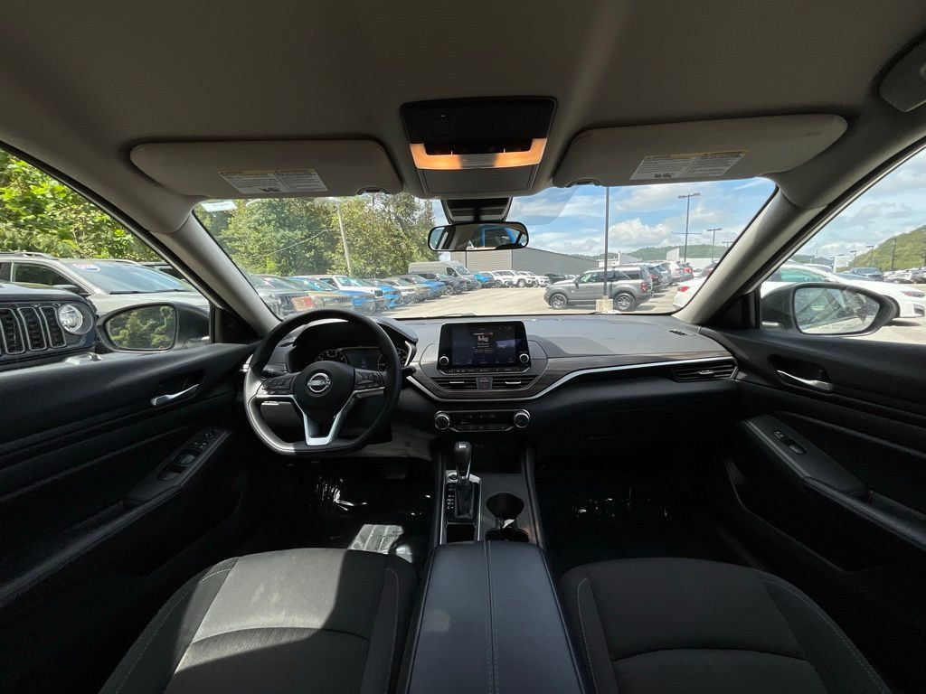 Used 2025 Nissan Altima 2.5 SV FWD image 15