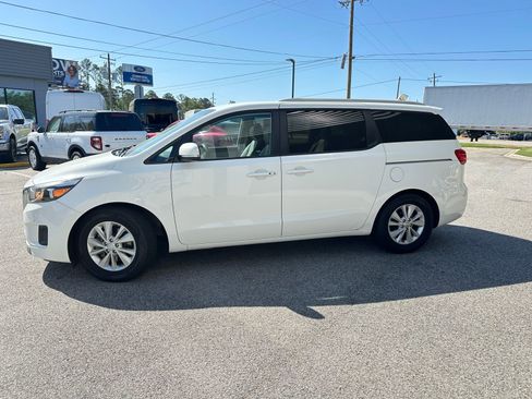 Used 2017 Kia Sedona LX w/ LX Essentials Premium Package image 1