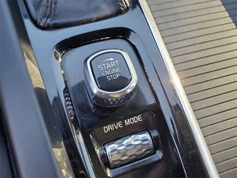 Used 2019 Volvo XC60 T5 Momentum w/ Multimedia Package image 8