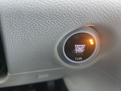 Used 2019 Chrysler Pacifica Touring-L image 27