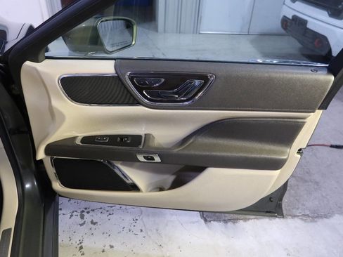 Used 2017 Lincoln Continental Select w/ Technology Package image 31