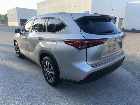 Used 2023 Toyota Highlander XLE FWD image 3