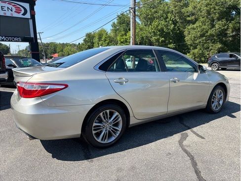 Used 2015 Toyota Camry SE w/ Moonroof Package FWD image 6