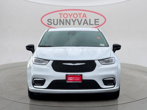 Used 2024 Chrysler Pacifica Select image 11