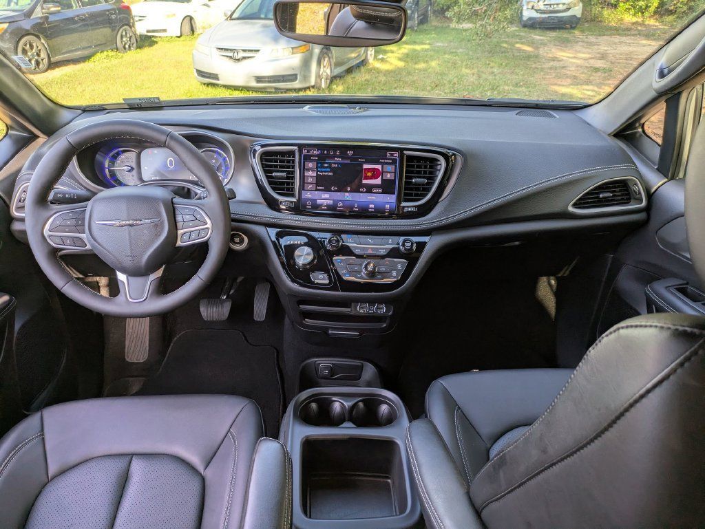 Used 2025 Chrysler Pacifica Select FWD image 24