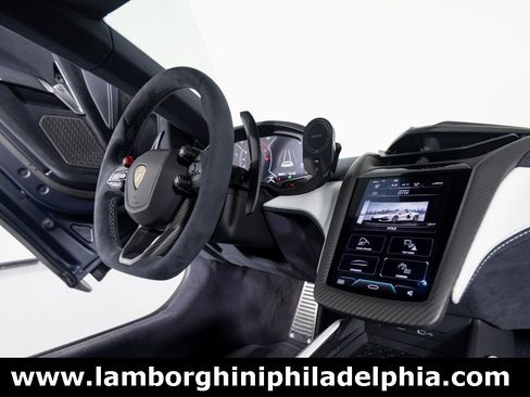 Used 2025 Lamborghini Revuelto image 32
