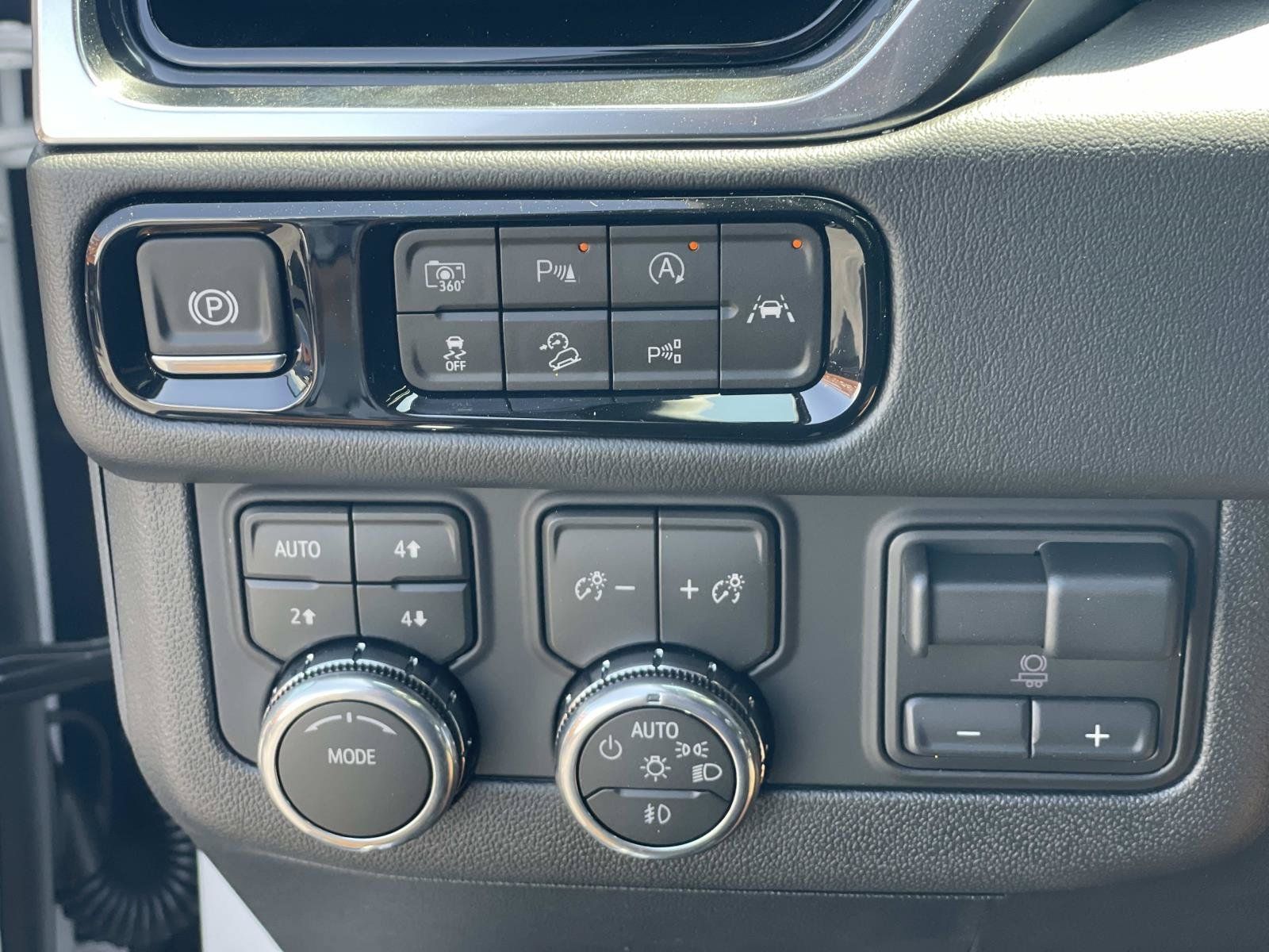 New 2026 GMC Yukon XL Denali w/ Advanced Technology Package AWD/4WD image 16