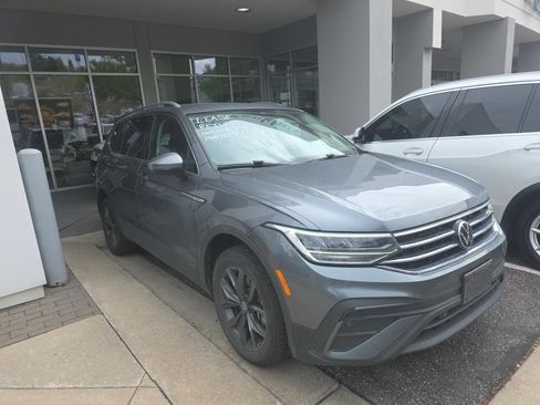 Used 2023 Volkswagen Tiguan SE w/ Panoramic Sunroof Package AWD/4WD image 12