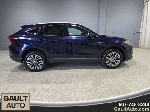 Used 2023 Toyota Venza Limited image 2