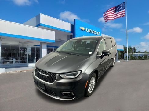Used 2023 Chrysler Pacifica Touring-L FWD image 7