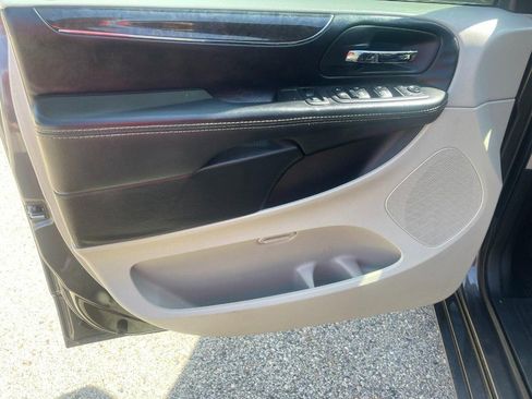 Used 2016 Chrysler Town & Country Touring-L image 23